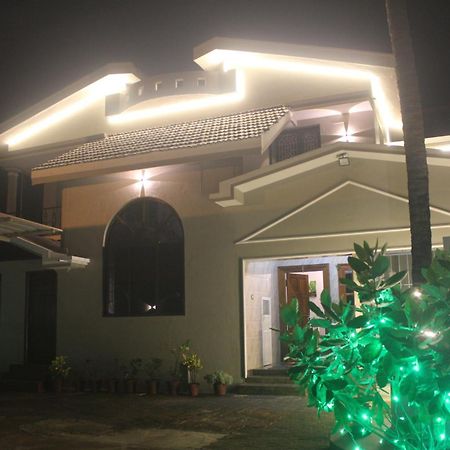 Tropical Villa Homestay 门格洛尔 外观 照片