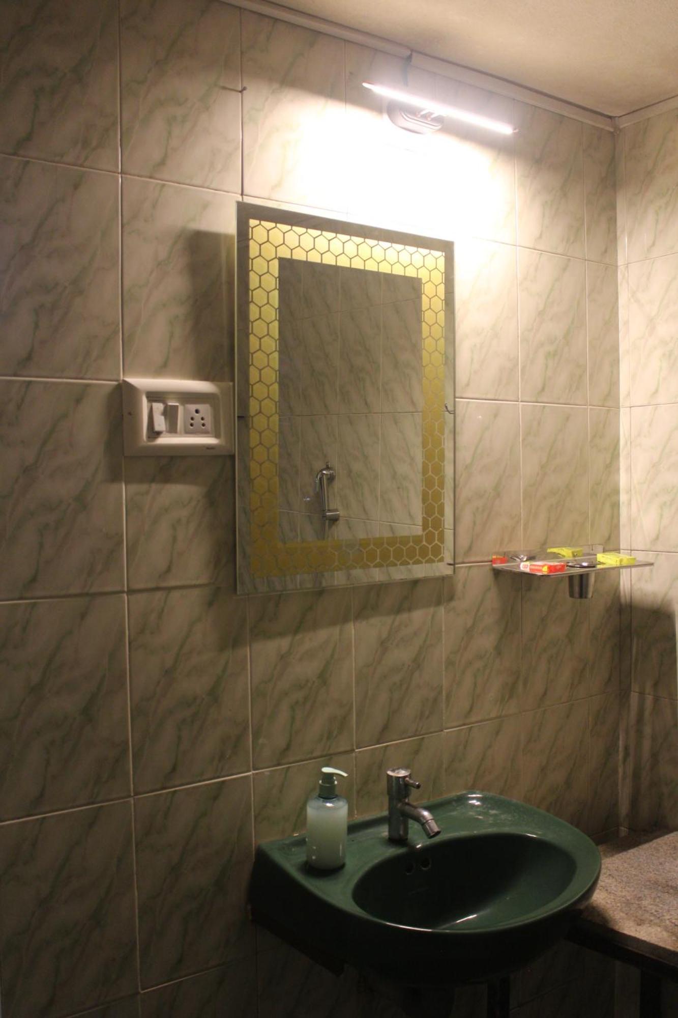 Tropical Villa Homestay 门格洛尔 外观 照片