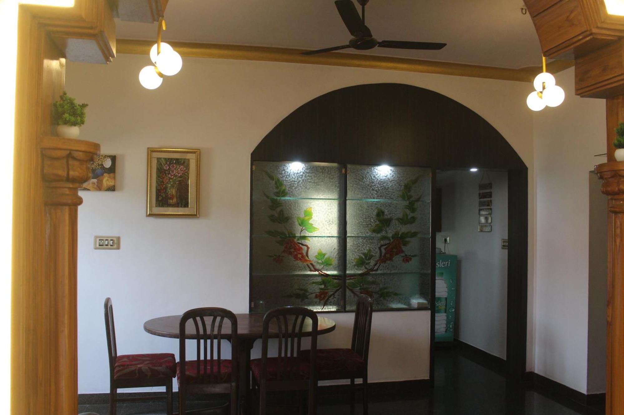 Tropical Villa Homestay 门格洛尔 外观 照片