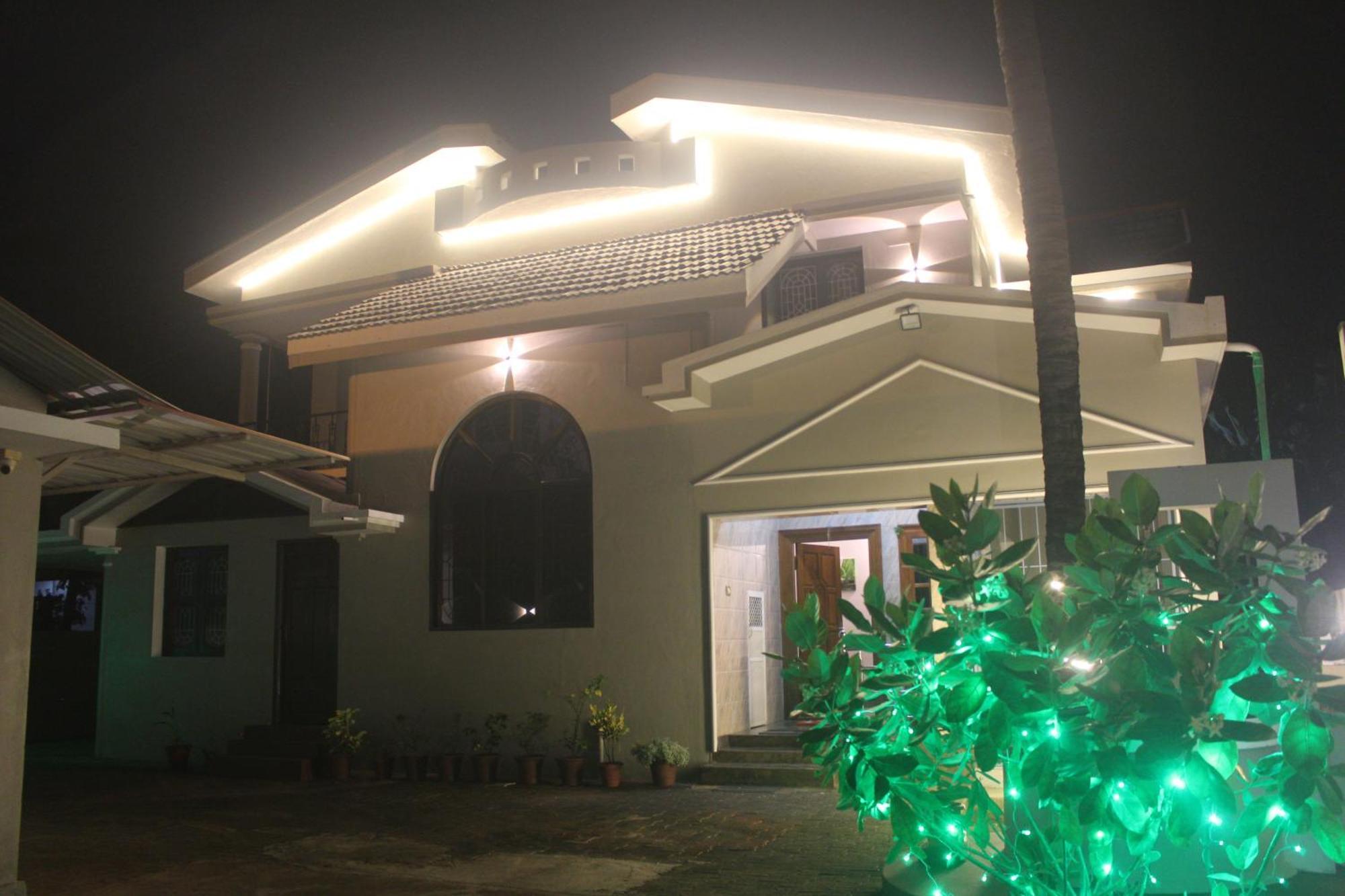Tropical Villa Homestay 门格洛尔 外观 照片